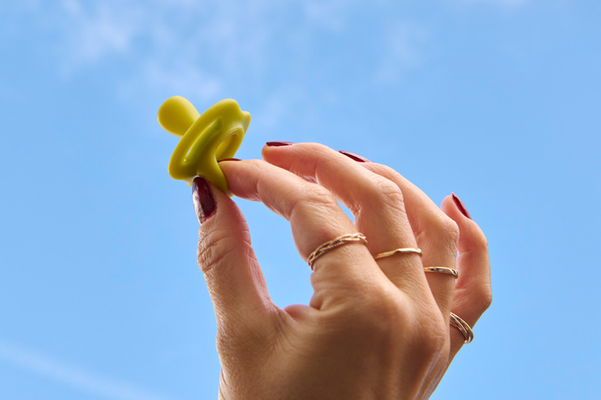 Tárgyat tartó kéz