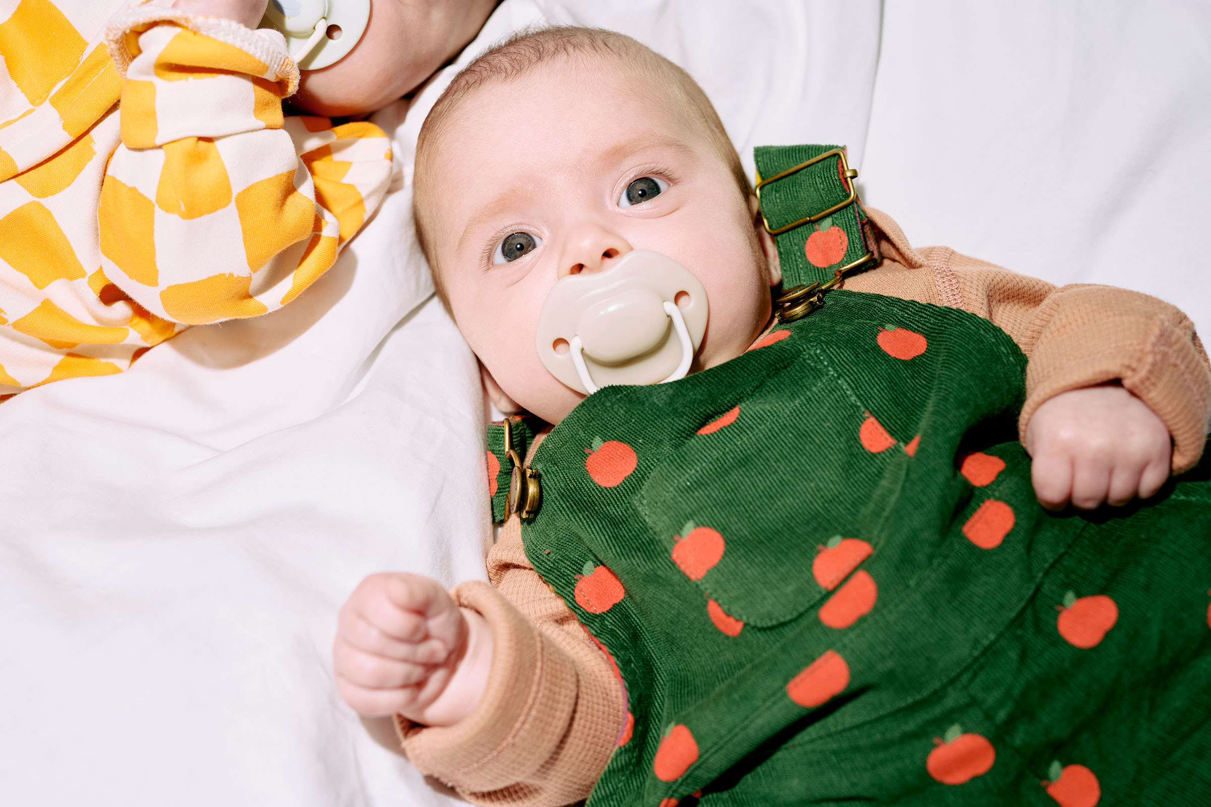 Gyermek zöld ruhában